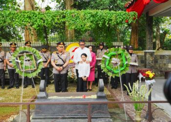 Jelang Hari Bhayangkara, Kapolri Ziarah ke Makam BJ Habibie hingga Hoegeng