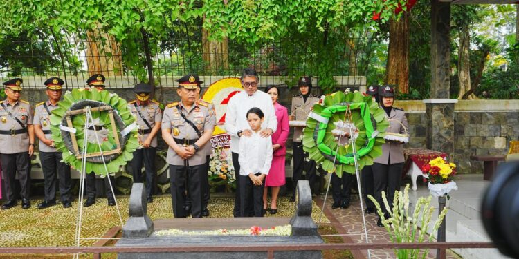 Jelang Hari Bhayangkara, Kapolri Ziarah ke Makam BJ Habibie hingga Hoegeng