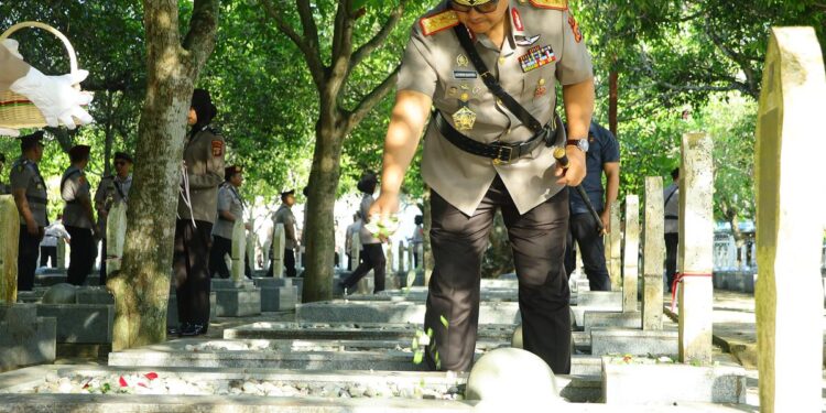 Jelang Hari Bhayangkara ke-79, Kapolda Aceh Pimpin Ziarah dan Tabur Bunga di TMP Banda Aceh