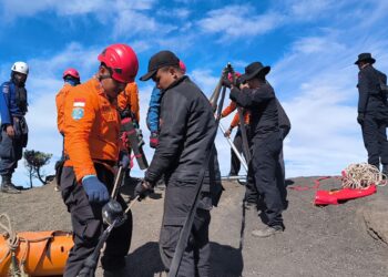 Terjebak di Tebing Rinjani, Evakuasi Pendaki Brasil Terkendala Kabut Tebal