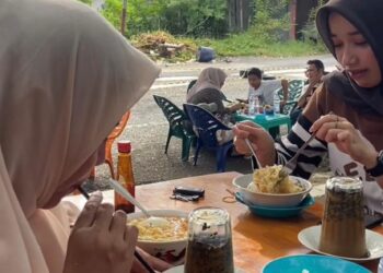 “Mie Bokom” Ala Rahmat Maulizar Jadi Idaman Baru di Kota Meulaboh