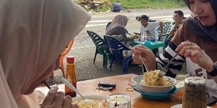 “Mie Bokom” Ala Rahmat Maulizar Jadi Idaman Baru di Kota Meulaboh