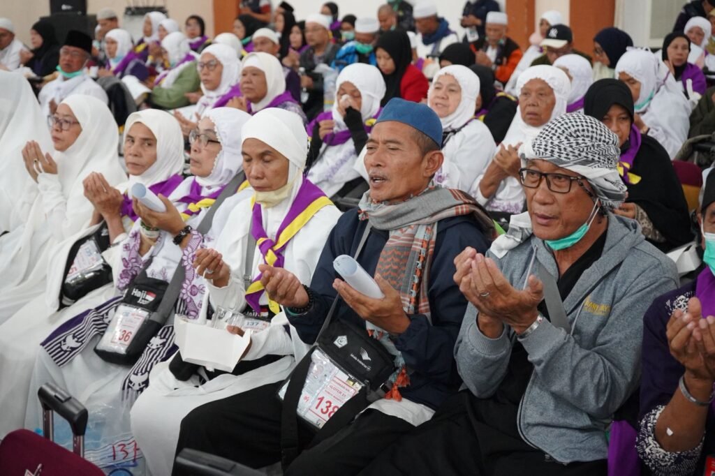 Jemaah Haji Kloter 21 Asal Tapteng dan Medan Tiba di Tanah Air
