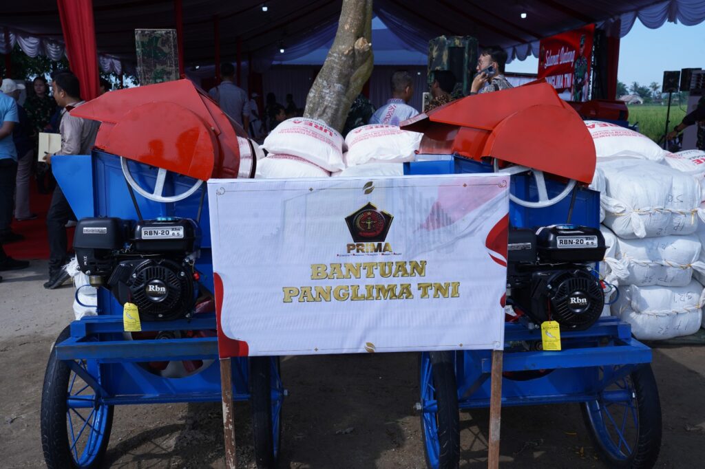 IMG-20250712-WA0024-1024x682 Kelompok Tani Kartika Kodam I/BB Terima Bantuan Alsintan, Pupuk dan Benih Padi dari Panglima TNI