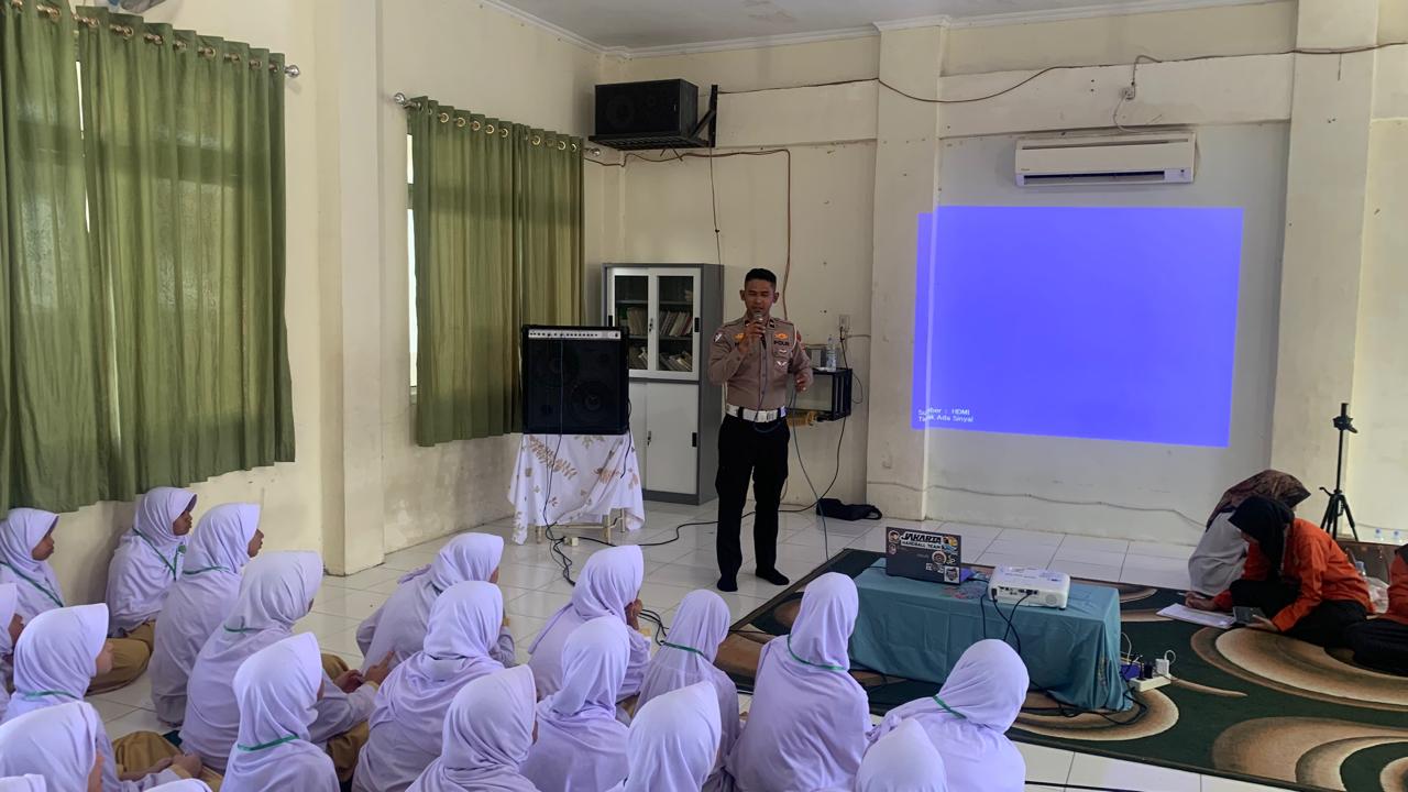 IMG-20250716-WA0042 Satlantas Aceh Barat Saweu Sikula : Lakukan Penyuluhan Tentang Tertib Berlalu Lintas 