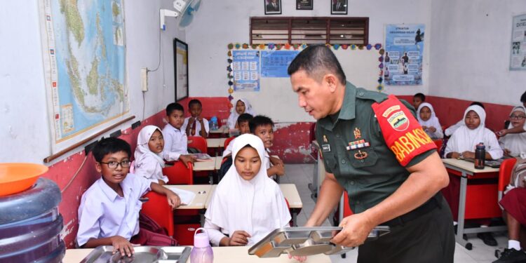 Kodam I/BB Gelar Kegiatan Makan Sehat Bergizi di SD Negeri 064986 Medan