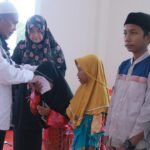 Ketua Stain Meulaboh Serahkan Santunan Anak Yatim. Ket humas stain