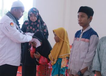 Ketua Stain Meulaboh Serahkan Santunan Anak Yatim. Ket humas stain