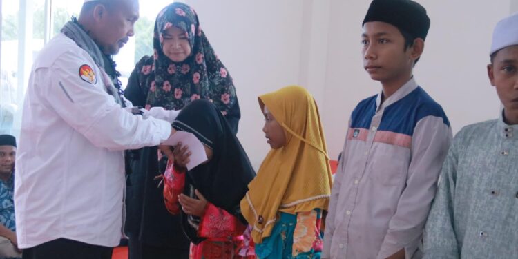 Ketua Stain Meulaboh Serahkan Santunan Anak Yatim. Ket humas stain