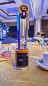 Pejabat Pemerintah Inspiratif: Ketua DPRK Simeulue Terima Penghargaan Bergengsi di Ajang Aceh Post Award ke-5