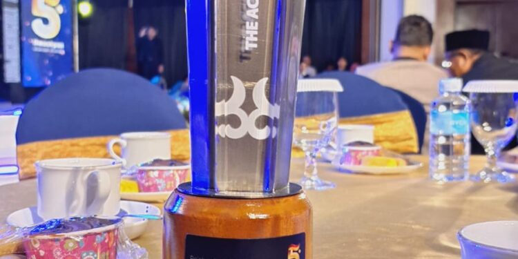 Pejabat Pemerintah Inspiratif: Ketua DPRK Simeulue Terima Penghargaan Bergengsi di Ajang Aceh Post Award ke-5