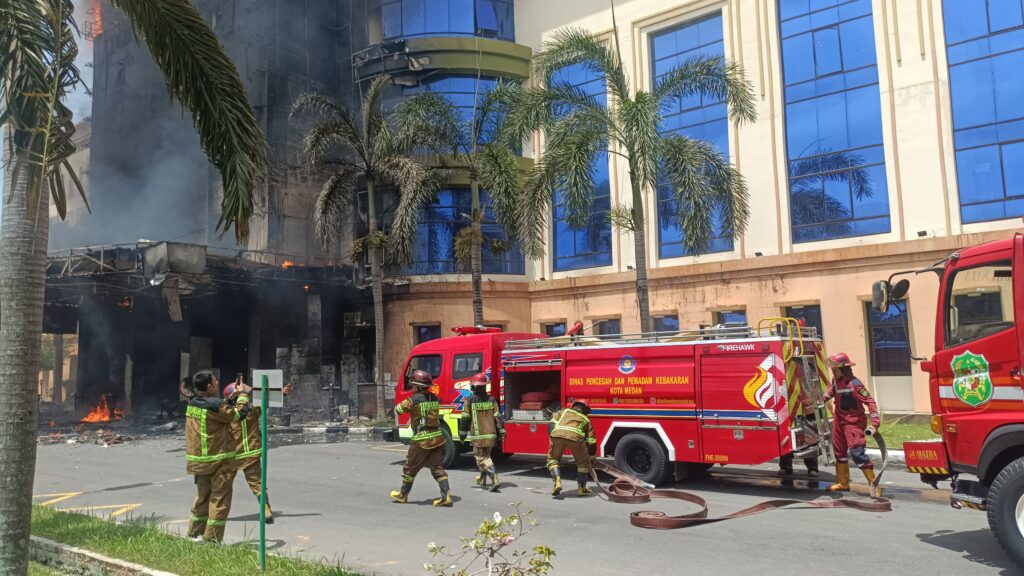 IMG-20250730-WA0036-1024x576 Breaking News: Gedung Asrama Haji Medan Kebakaran 