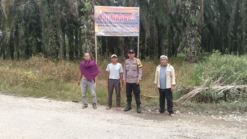 Bhabinkamtibmas Polsek Sosa Pasang Spanduk Bahaya Karhutla di Desa Siborna Bunut
