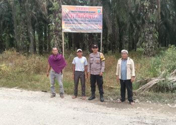 Bhabinkamtibmas Polsek Sosa Pasang Spanduk Bahaya Karhutla di Desa Siborna Bunut