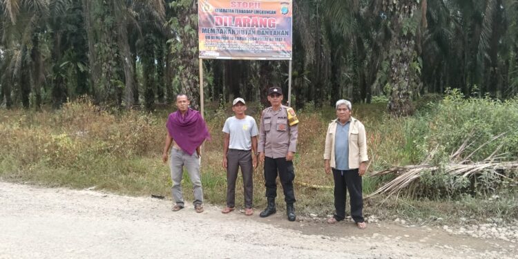 Bhabinkamtibmas Polsek Sosa Pasang Spanduk Bahaya Karhutla di Desa Siborna Bunut