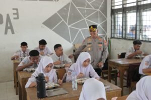Polres Sergei Dampingi Hasan Nasbi Tinjau MBG Bersama Gubsu