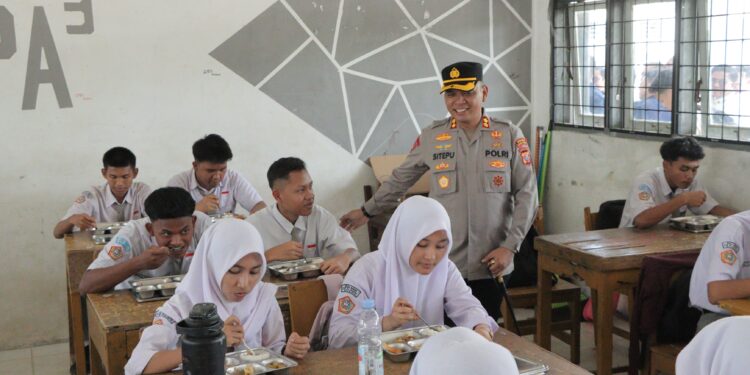 Polres Sergei Dampingi Hasan Nasbi Tinjau MBG Bersama Gubsu