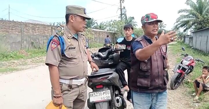 Warga Usir Satpol PP Deli Serdang saat Mengawal Pemagaran Akses Jalan Pantai Remis