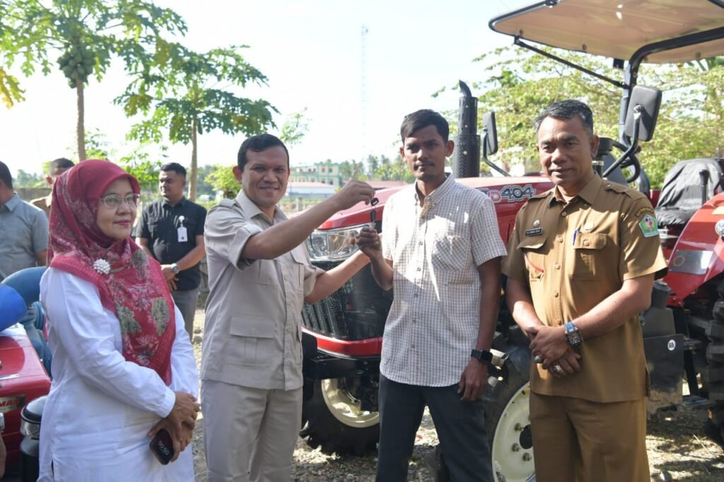 Genjot Produksi Pertanian, Wagub Fadhlullah Serahkan Alsintan untuk 3 Kabupaten