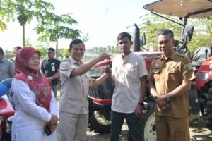 Genjot Produksi Pertanian, Wagub Fadhlullah Serahkan Alsintan untuk 3 Kabupaten