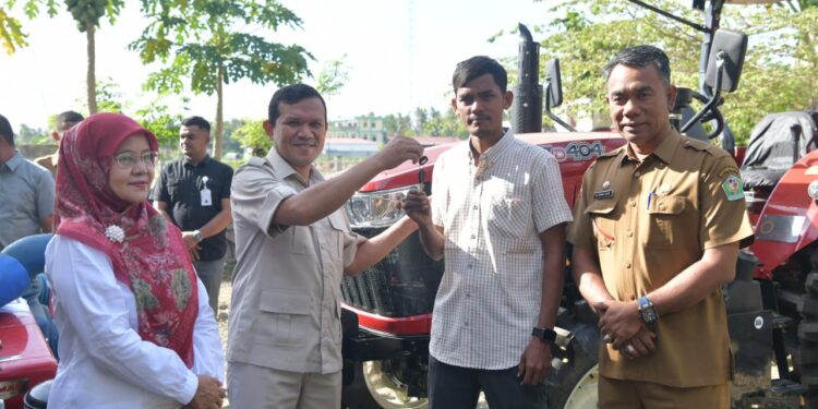 Genjot Produksi Pertanian, Wagub Fadhlullah Serahkan Alsintan untuk 3 Kabupaten