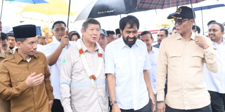 Mualem Usulkan Pembangunan Pabrik Penggilingan Gabah kepada Hashim