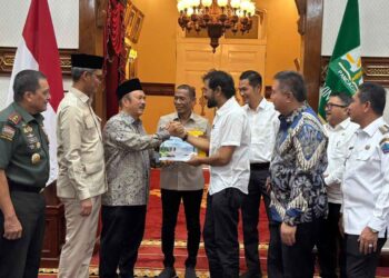 Mualem Serahkan Usulan Pembangunan Terowongan Geurutee ke Menteri PPN/Bappenas