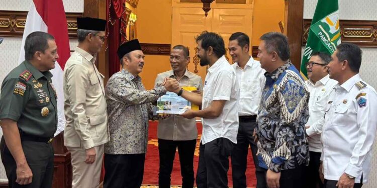 Mualem Serahkan Usulan Pembangunan Terowongan Geurutee ke Menteri PPN/Bappenas