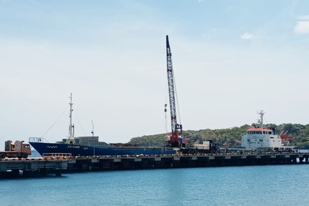 MV Keasin dan KM. Begawan Mas Tingkatkan Aktivitas Bongkar Muat di Pelabuhan Malahayati