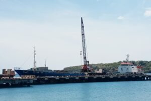 MV Keasin dan KM. Begawan Mas Tingkatkan Aktivitas Bongkar Muat di Pelabuhan Malahayati
