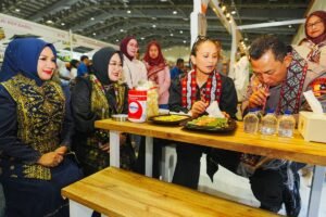 Kapolri Listyo Sigit Prabowo Nikmati “Kupi Khop” di Stan Bhayangkari Aceh