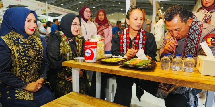 Kapolri Listyo Sigit Prabowo Nikmati “Kupi Khop” di Stan Bhayangkari Aceh