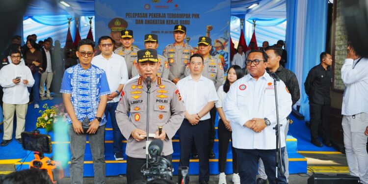 Kapolri Listyo Sigit: Ribuan Buruh Dapat Tempat Kerja Baru dan Jadi Pegawai Tetap