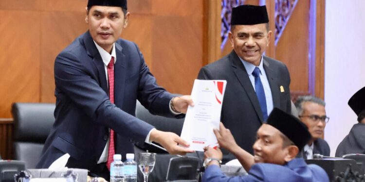 Plt Sekda Sampaikan Raqan RPJMA 2025-2029 di Rapat Paripurna DPRA
