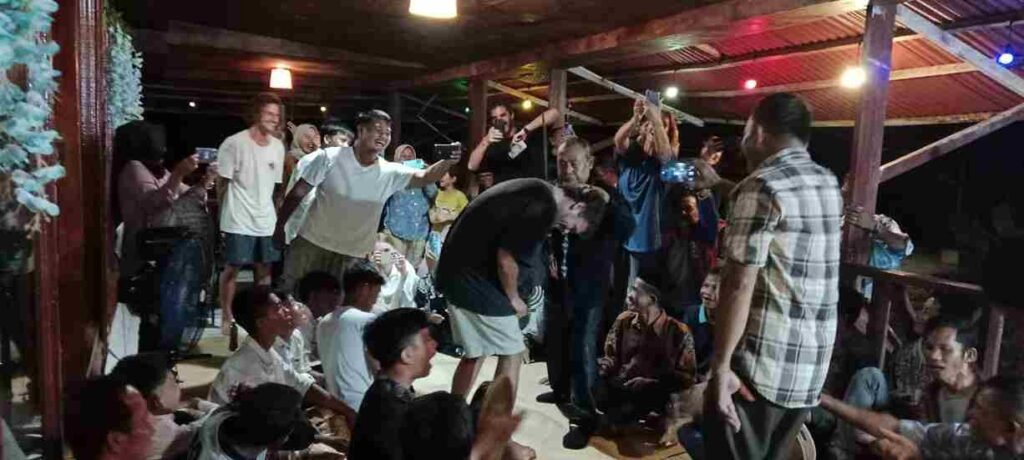 Camat Teupah Tengah Memprakarsai Pengenalan Budaya Simeulue kepada Turis Mancanegara