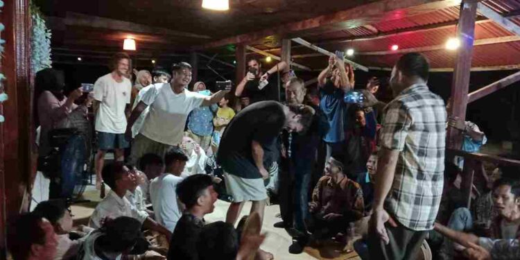 Camat Teupah Tengah Memprakarsai Pengenalan Budaya Simeulue kepada Turis Mancanegara