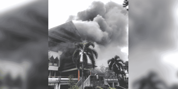 Breaking News: Gedung DPRD NTB Dibakar Massa Aksi, Api Berkobar di Gedung Utama