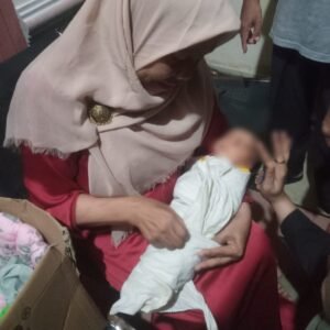 Menyedikan, Seorang Bayi Perempuan Dibuang Dalam Kardus Halaman Rumah Warga 