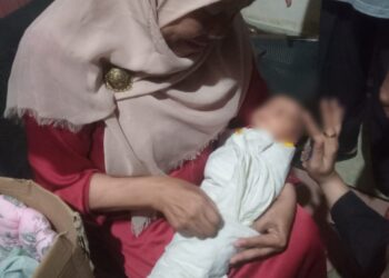Menyedikan, Seorang Bayi Perempuan Dibuang Dalam Kardus Halaman Rumah Warga 