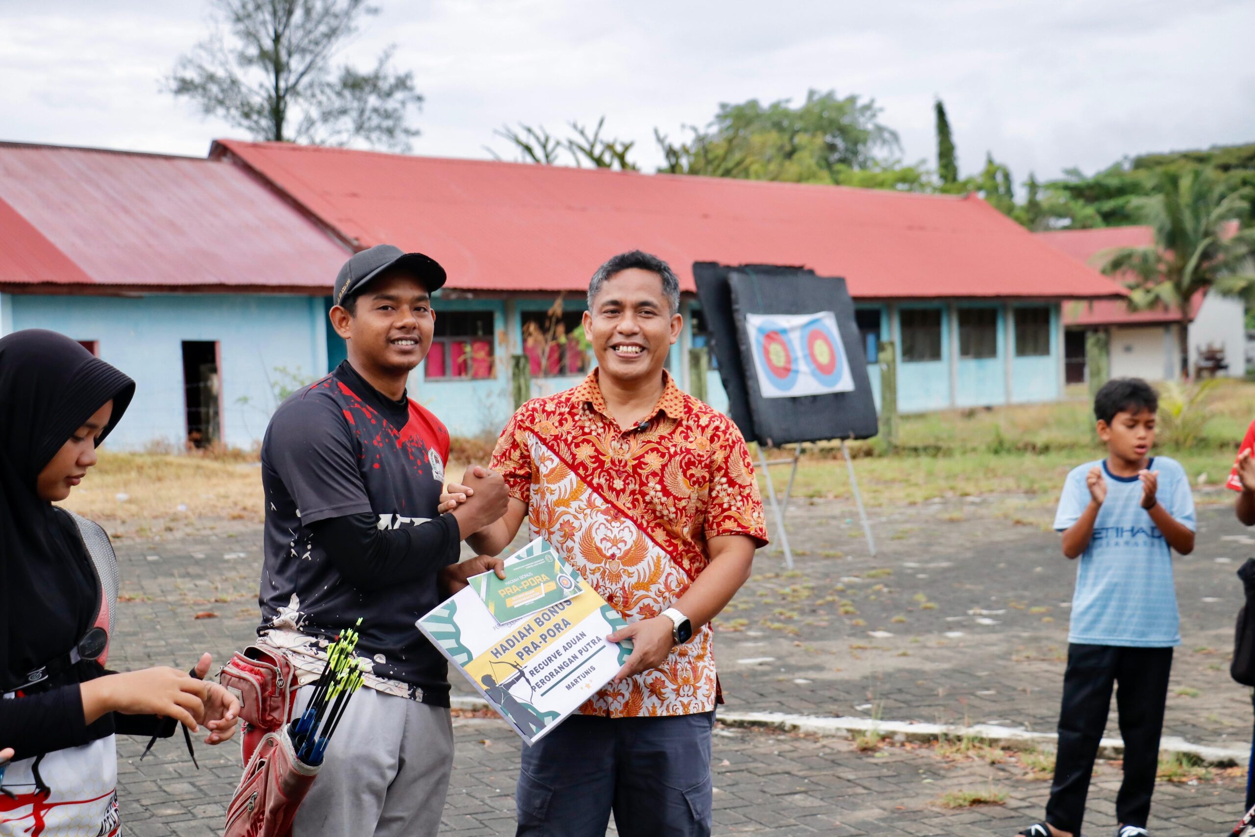 IMG-20250802-WA0067-scaled Perpani Aceh Barat Serahkan Bonus untuk Atlet Peraih Medali di Ajang Pra PORA