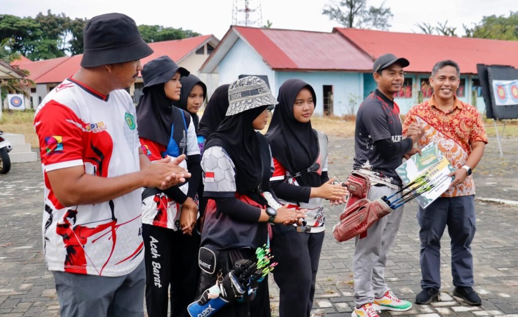 Perpani Aceh Barat Serahkan Bonus untuk Atlet Peraih Medali di Ajang Pra PORA