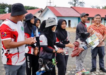 Perpani Aceh Barat Serahkan Bonus untuk Atlet Peraih Medali di Ajang Pra PORA