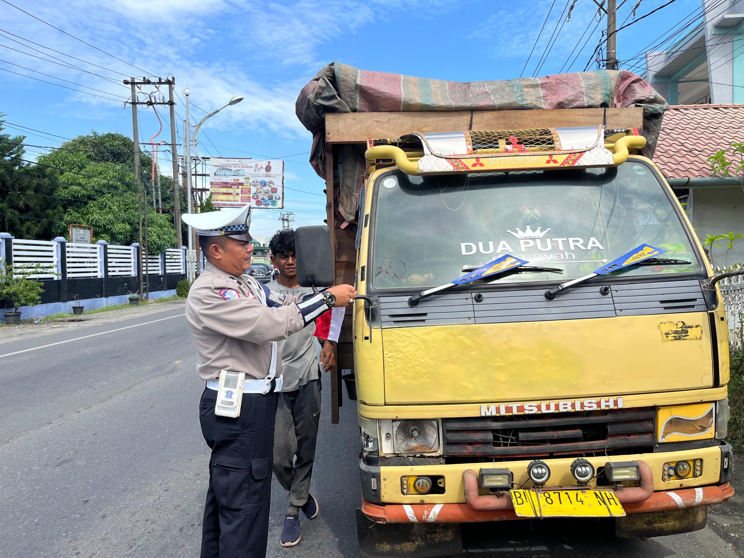 IMG-20250805-WA0005-1-scaled Satlantas Aceh Barat Gelar Kegiatan Polantas Menyapa Bagikan Bendera Merah Putih Dan Edukasi Tertib Lalu Lintas