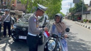 Satlantas Aceh Barat Gelar Kegiatan Polantas Menyapa Bagikan Bendera Merah Putih Dan Edukasi Tertib Lalu Lintas