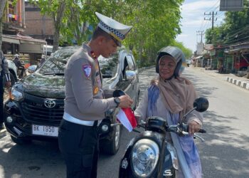 Satlantas Aceh Barat Gelar Kegiatan Polantas Menyapa Bagikan Bendera Merah Putih Dan Edukasi Tertib Lalu Lintas