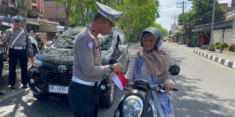 Satlantas Aceh Barat Gelar Kegiatan Polantas Menyapa Bagikan Bendera Merah Putih Dan Edukasi Tertib Lalu Lintas