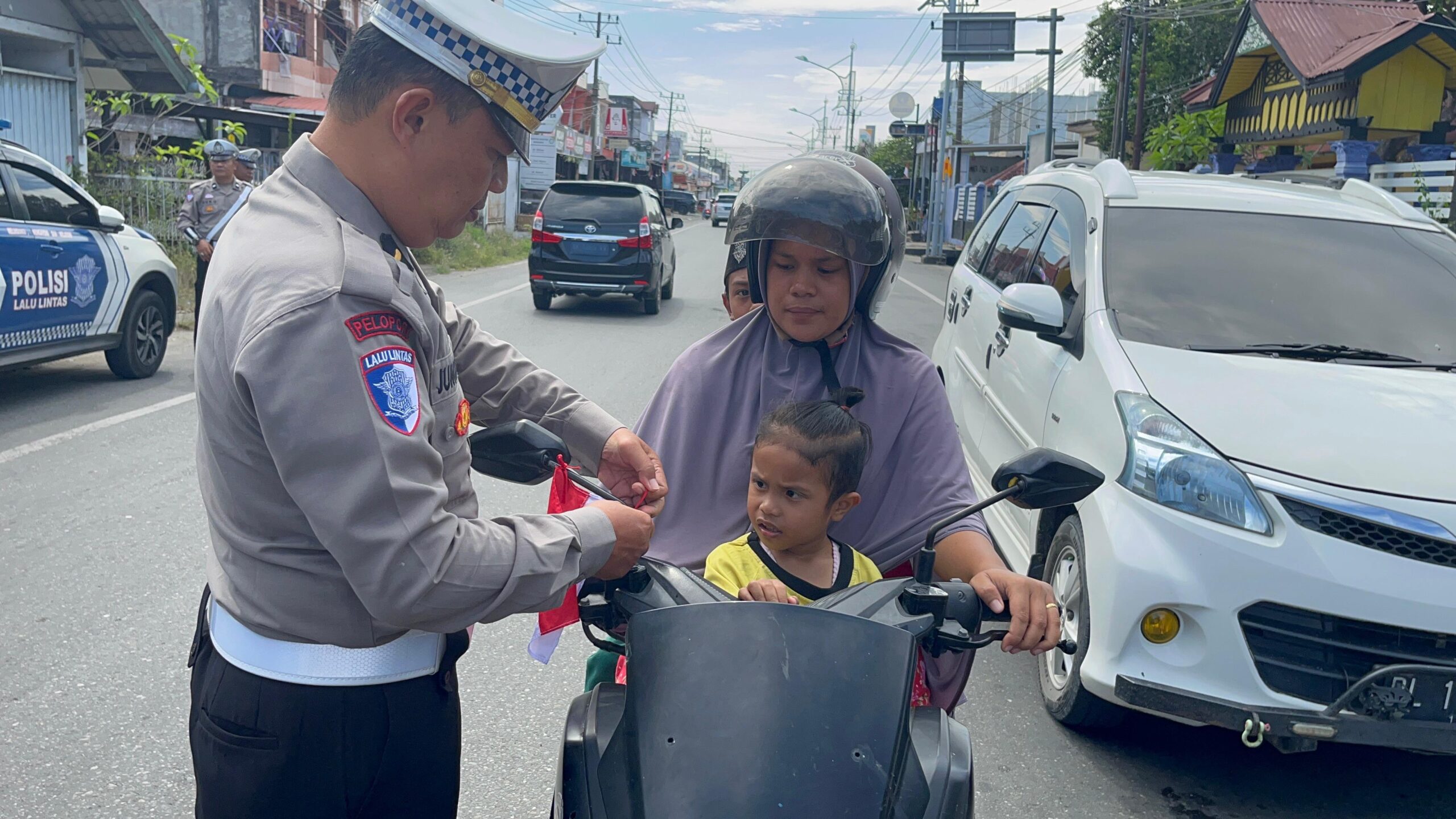 IMG-20250805-WA0009-scaled Satlantas Aceh Barat Gelar Kegiatan Polantas Menyapa Bagikan Bendera Merah Putih Dan Edukasi Tertib Lalu Lintas