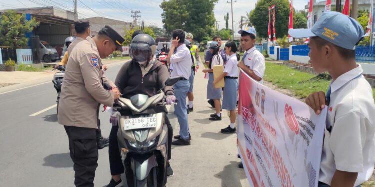 Kapolres Simalungun Wujudkan Semangat Nasionalisme, Gelar Pembagian 2.500 Bendera Merah Putih