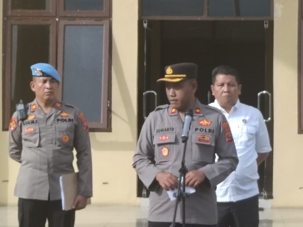 Polres Padang Lawas Menghimbau Masyarakat Agar Memasang Bendera Merah Putih 