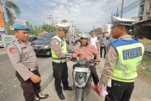 Polres Serdang Bedagai Bagikan Bendera Merah Putih ke Pengguna Jalan